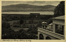 Otmuch&oacute;w : widok z zamku na jezioro i okolice, z boku fragment zamku, rysunek wykonany pi&oacute;rkiem przez Georga Rasel'a