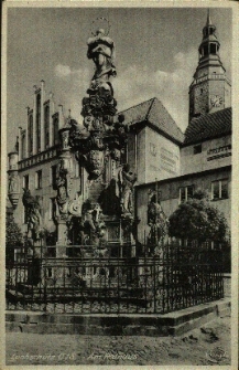 Głubczyce : kolumna Maryjna. Na postumencie Matka Boska z Dzieciątkiem na globie ziemskim, w narożnikach posągi Św. Sebastiana i Idziego