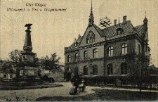 Głog&oacute;wek : plac Wilhelma z budynkiem poczty, pomnik