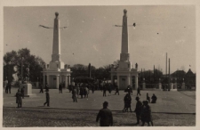 Widok z teren&oacute;w wschodnich na wejście z Mostu Dworcowego