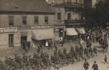 [Opole]: [Przemarsz wojsk brytyjskich ulicą Krakowską]