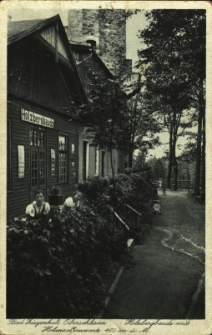 Głuchołazy : schronisko „Holzbergbaude” z fragmentem wieży widokowej w tle na Górze Drzewnej, dziś Górze Chrobrego