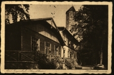 Głuchołazy : Schronisko „Holzebergbaude” z wieżą widokową w tle na Górze Drzewnej