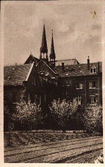 Nysa : Dom Misyjny Świętego Krzyża od strony ogrodu