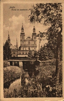 Nysa : kości&oacute;ł pw. Świętych Apostoł&oacute;w Piotra i Pawła od strony parku