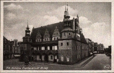 Brzeg : widok na fronton ratusza oraz pomnik króla pruskiego Fryderyka II