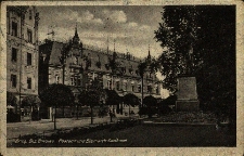 Brzeg : fragment ulicy Piastowskiej z neorenesansowym budynkiem dawnego Królewskiego Urzędu Pocztowego (1886r.), pomnikiem Otto Bismarka