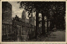 Paczków : mury obronne, w dali kościół pw. Św. Jana Ewangelisty